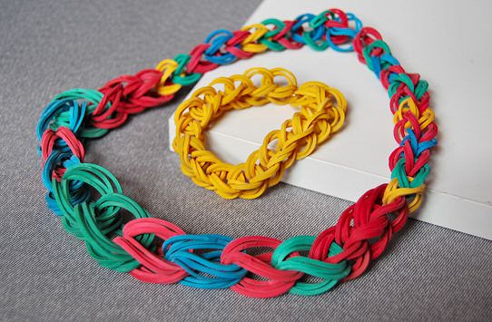 manualidades collares gomillas
